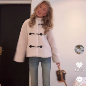 Teddy jacka  - Säljer denna slutsålda jackan från Gina Tricot!🤍
