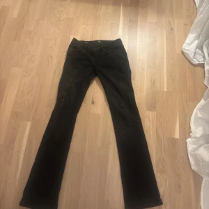 Ltb jeans valerie - Säljer mina nästan helt nya jeans från ltb. Tyvärr så kändes dem bra när jag fick hem dem så hann dra av lappen allt för fort. Nu inser jag att jag tycker dem är för tighta på mig. Dem är helt slutsålda på zalando och aboutyou i denna storlek. I modellen valerie, i storleken 25x34. Pris kan diskuteras.