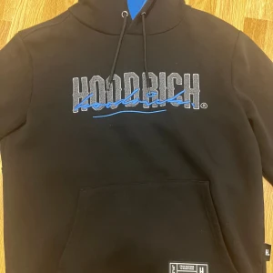 Hoodrich hoodie  - Säljer en Hoodrich hoodie som är köpt på JD sports. Hoodien är i mycket bra skick och i strl M. Vid intresse kan jag skicka fler bilder samt priset kan diskuteras. Billigt pris så först till kvarn