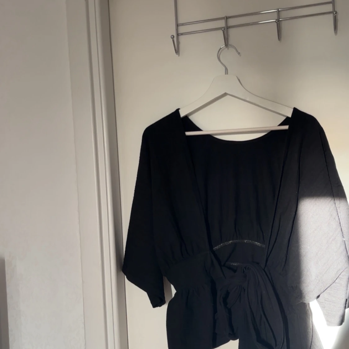 Svart omlottopp med knyt i midjan - 1