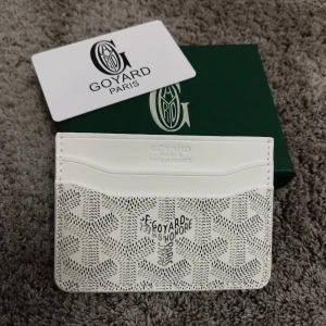 Vit plånbok  - Skriv för mer info