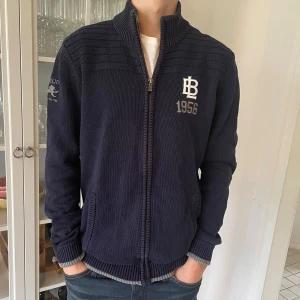 Mörkblå stickad kofta från Bondelid - S - Jag säljer den här riktigt snygga mörkblåa koftan från Bondelid i storlek S. Den är i bra skick utan hål och defekter. Modellen heter Bondelid Josef Zip Cardigan. Tveka inte att höra av er!