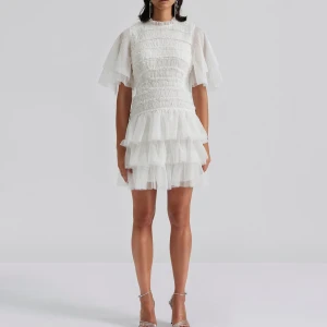 Vit volangklänning från By Malina - Superfin vit klänning från By Malina med volanger. Passar bra till student🩷🌸endast använd en gång. Skriv privat för fler bilder (sista bilden är lånad)