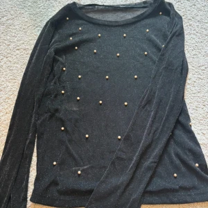 Fest topp - Glitter tröja med pärlor på. Lite genomskinlig💗