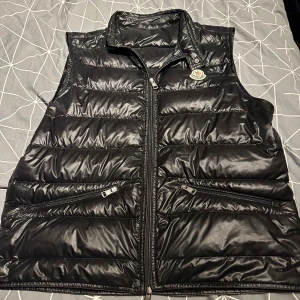 Moncler gui - Moncler gui storlek 3. Säljer västen då ja inte använder den, västen är i väldigt bra skick. Har tyvär inget äkthetsbevis därav priset. Kan gå ner i pris vid snabb affär!
