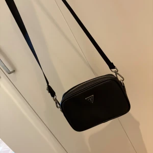 Svart axelväska från Guess - Lagom stor svart söt axelväska från Guess inga skador eller repor på väskan.🩷
