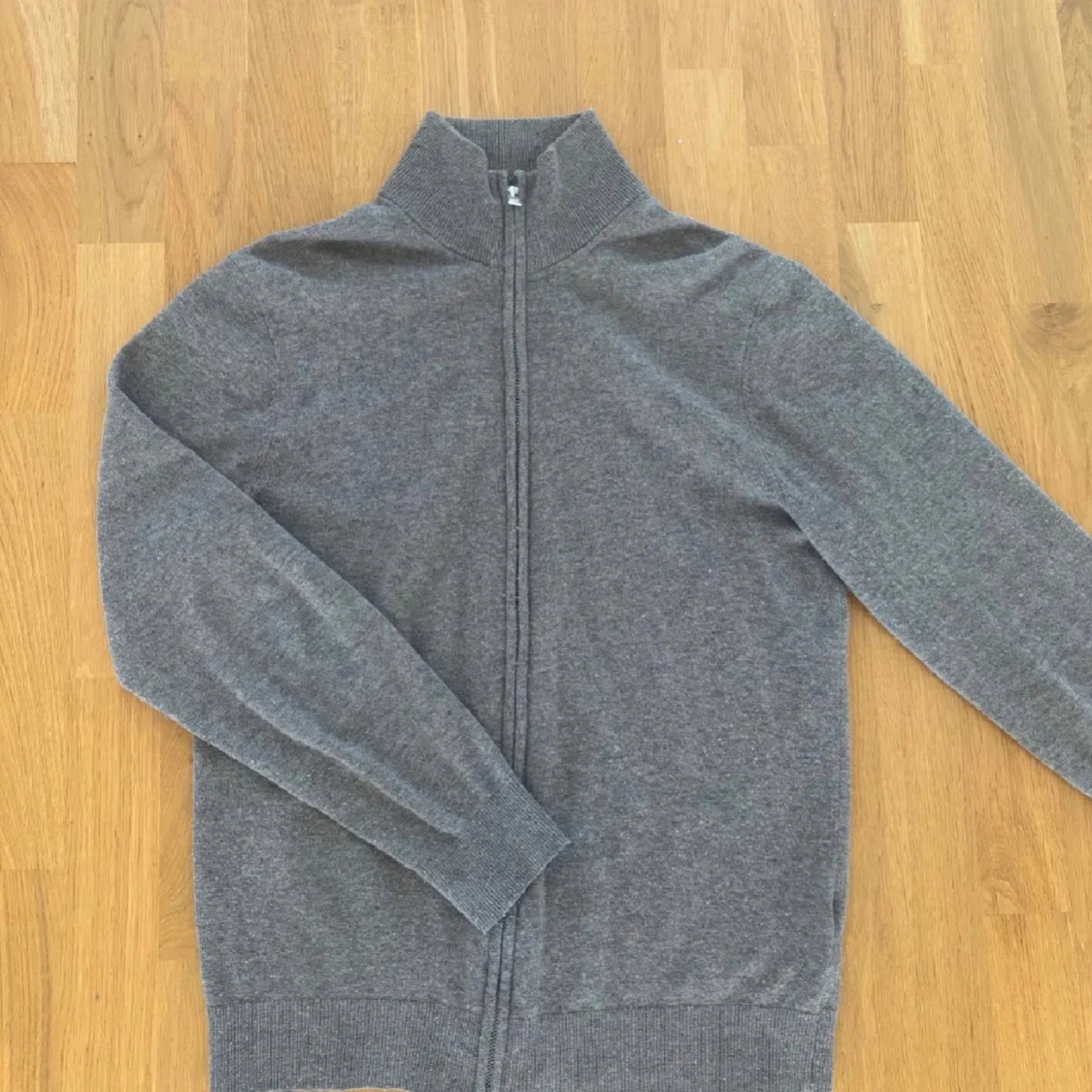 Grå kofta med dragkedja från GANT