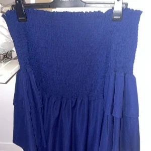 Marinblå off shoulder klänning med volangärmar - Vacker marinblå off shoulder klänning med resår upptill och vida volangärmar 💙