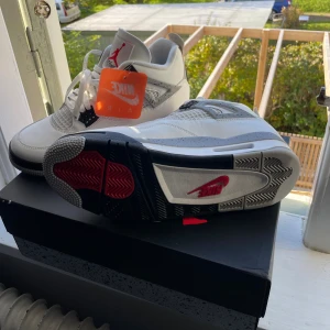 Nike Air Jordan 4 Retro Summit White Cement - Nike Air Jordan 4 Retro i färgen Summit White/Fire Red/Cement gray. Pris och fler bilder kan diskuteras.