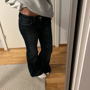 Cheap Monday jeans - Säljer mina Cheap Monday jeans från Weekday. De är mörkblå och har låg midja med bootcut. Knappt använda pågrund av att de inte riktigt passar mig. Skriv gärna vid intresse.