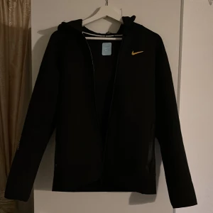 Nocta Nike Tech Flee - Nocta tech flee i perfekt skick. Använd en gång och sitter väldigt bekvämt. Upphämtning i Stockholm är 50kr billigare.