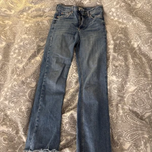  blå jeans högmidjade  - Fina blå jenas.