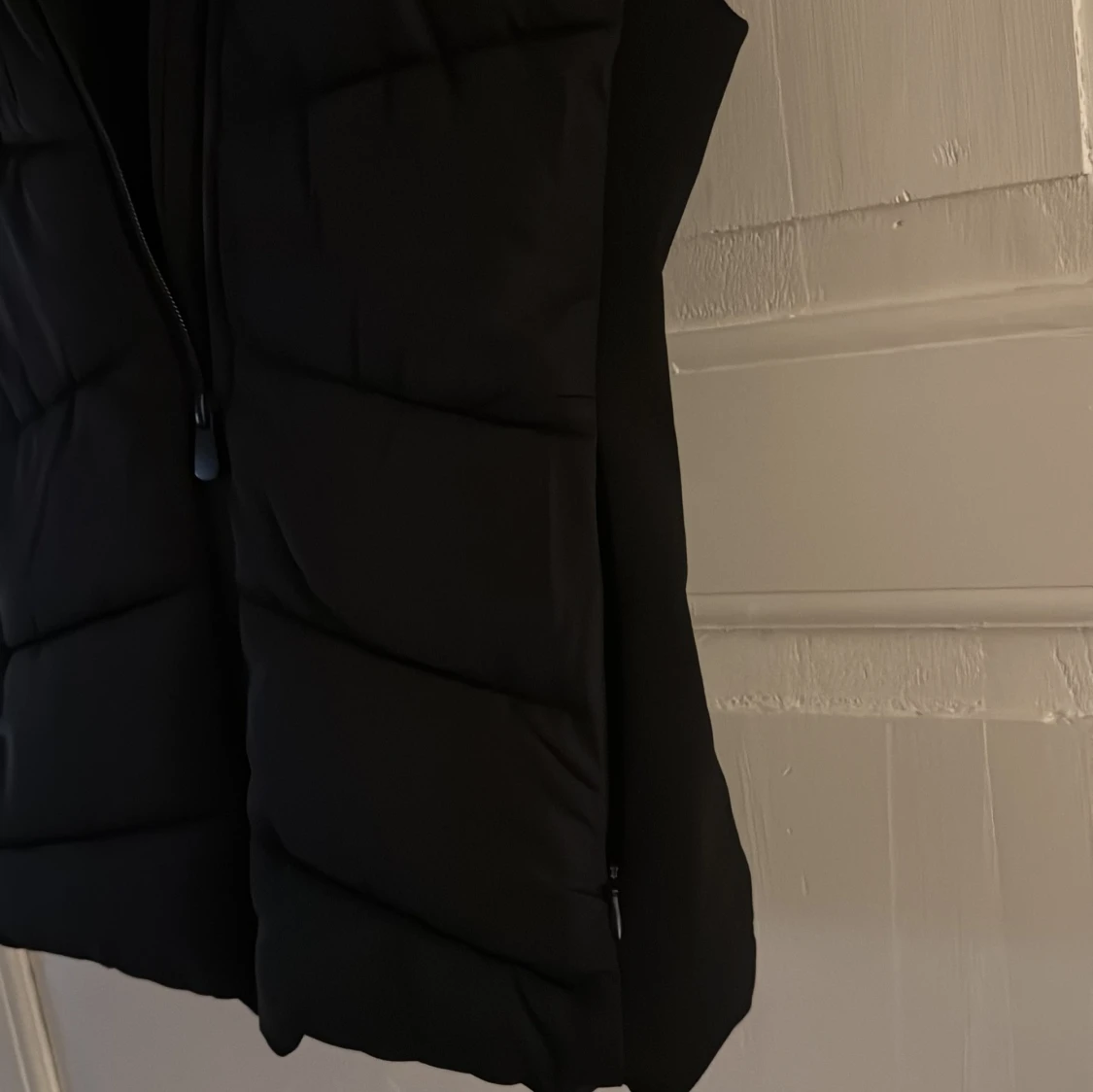 Svart dunväst med huva från Zara - 3