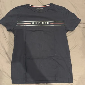 Tommy Hilfiger T-shirt  - Storlek M men sitter som S