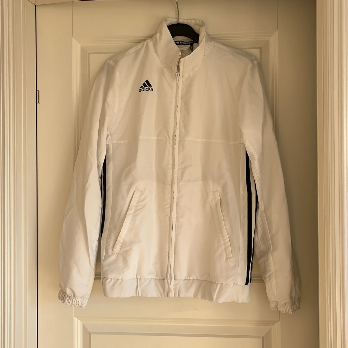 Vit vindjacka från Adidas Climalite