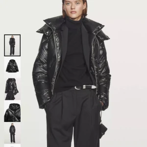Pufferjacka Massimo Dutti - Massimodutti jacka, ”puffer jacket”. Jackan är i samma modell som den svarta men den är i färgen som på sista bilden. De säljer inte längre den i röd så därför behövde jag ta bild på den svarta. Nypris 2300, jackan har inga defekter så därför säljer jag för 2000. Köptes förra året, skriv för fler bilder 💕
