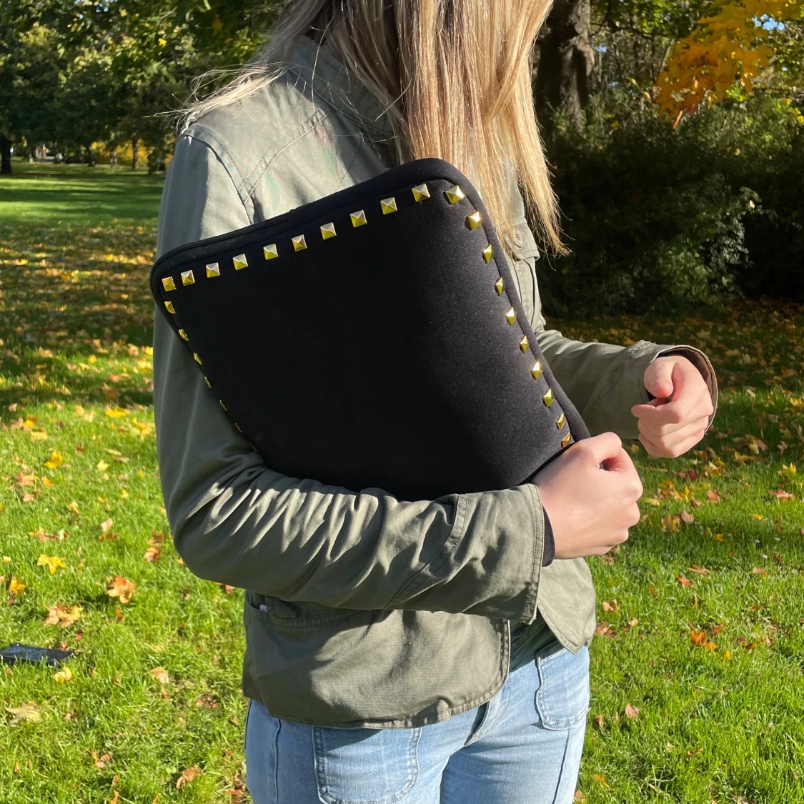 Datorfodral svart med guld nitar - 2