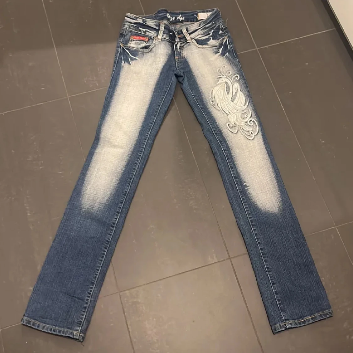 Blå Crazy Age jeans med brodyr
