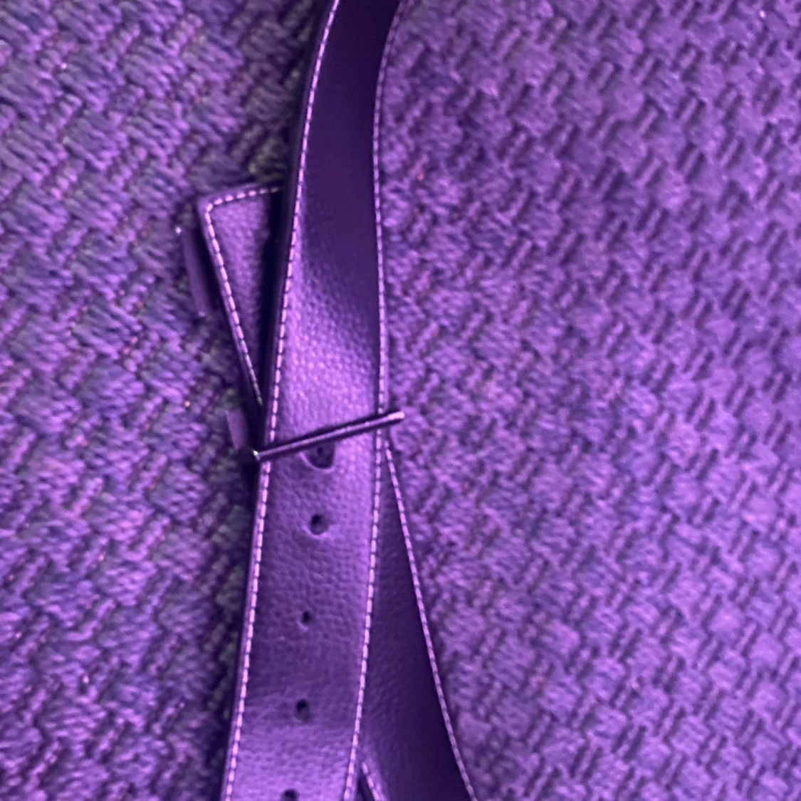 Svart skärp med H-spänne i skinn - 2