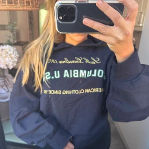 Hoodie - Kort hoodie från Zara, glömde skicka tillbaka därav oanvänd🌸