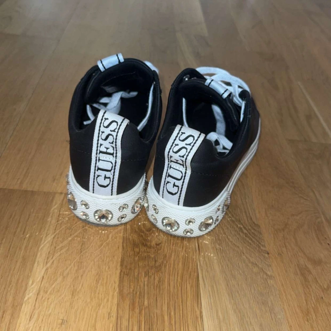 Svarta sneakers från Guess med strass - 2