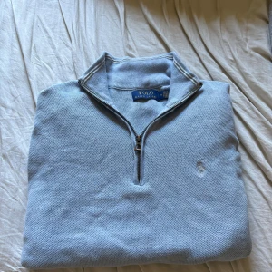 Ljusblå half zip tröja från Ralph Lauren - Säljer en stilren ljusblå tröja från Ralph Lauren med half zip. Riktigt fet o svin bra skick, köpt för några månader sen och använd fåtal gånger, köptes för 2400kr storlek m