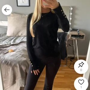 Svart långärmad tröja med guldknappar - Svart långärmad tröja med snygga guldknappar vid ärmsluten. Det saknas två guldknappar längst ut men inget man tänker på eftersom det är på båda sidorna.💕Köpts för 399 säljs för 200kr (pris kan diskuteras)💕 inte mina bilder så skriv om ni vill ha från mig!
