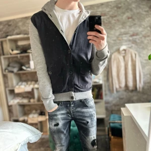  Stickad Mocka cardigan - Mycket fint skick, inga defekter. Storlek XL men sitter som M passar dig som är mellan 178-188cm. Nypris ca 3000kr. Modellen är 185 cm, 79 kg. Mockaimitation. Skriv för mer information!