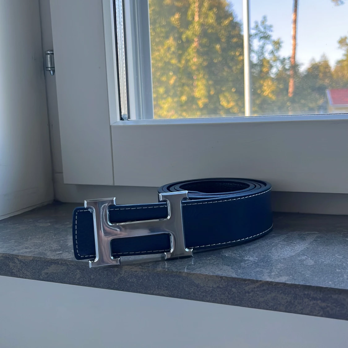 Mörkblått H skärp