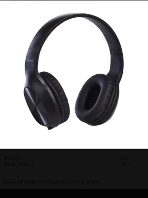 Svarta trådlösa over-ear hörlurar - Snygga svarta trådlösa over-ear hörlurar med mjuka, vadderade kåpor och justerbar bygel. Hörlurarna är hopvikbara för enkel förvaring och har en stilren, modern design i plast och konstläder. Perfekta för musik, poddar eller gaming.