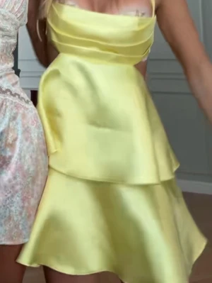 Gul omlottklänning med volang🥹🥹💖💖 - Superfin gul klänning med omlottkänsla och volangdetaljer. Klänningen har smala axelband och en figurnära passform upptill med en utställd kjol. Perfekt för dig som vill sticka ut med en färgglad look.- obs lite skrynklig men vet inte har inte försökt att fixa så säg till om bild behövs💖