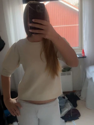 Beige stickad topp med puffärm - Säljer den för jag inte använder den längre.