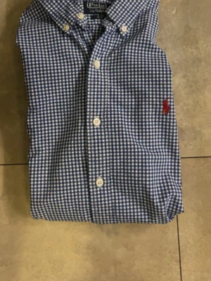 Ralph Lauren skjorta - S - Säljer en rutig Ralph Lauren skjorta. Skriv om ni har några frågor