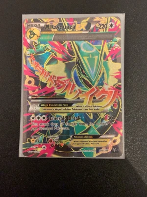 Pokémonkort M Rayquaza EX Full Art - Säljer ett samlarkort från Pokémon, M Rayquaza EX Full Art 105/108 från XY Roaring Skies. Kortet har en färgstark och detaljerad design med guld, grönt och rosa. Perfekt för dig som gillar Pokémon eller samlar på TCG-kort. Vid vidare frågor hör gärna av er!