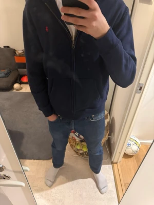 Ralph lauren zip  - Säljer en riktigt schysst zip hoodie från Ralph lauren i marinblå färg och en röd häst på bröstet. Den är i storlek Xs/S och sitter bra på mig som är 185. Säljer den pga att den inte används mycket. Skriv gärna för mått eller andra frågor, jag kan skicka den samma dag som köpet!😁 
