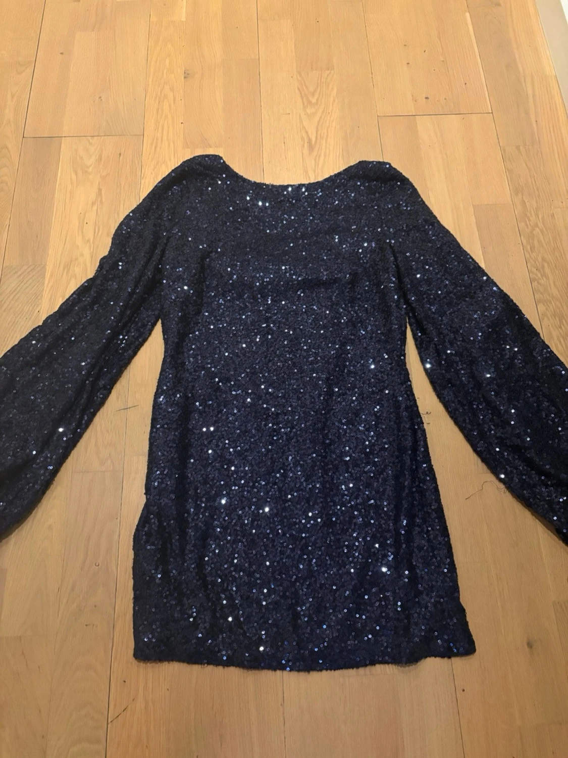 Glittrig mörkblå blus med paljetter