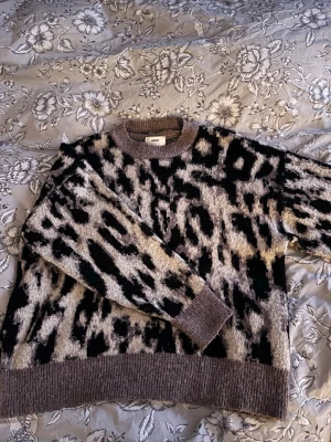 Leopardmönstrad stickad tröja Object - Säljer en stickad tröja från Object i storlek L men modellen är ganska liten så skulle säga att den passar som S. Jag har klippt bort kragen eftersom den var väldigt hög och tyckte inte de va snyggt. Säljer den för den kom till användning fåtal gånger💕