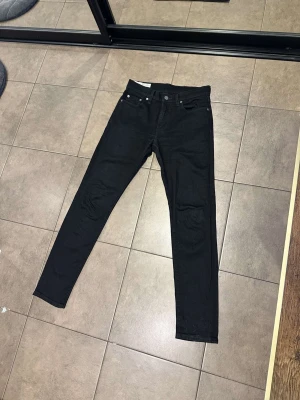 Svarta Levi's 512 - Säljer ett par svarta Levi's 512 jeans! storlek W29 L32. Postar inom 24h📦 Köp mer än ett plagg för 10% rabatt!🤝