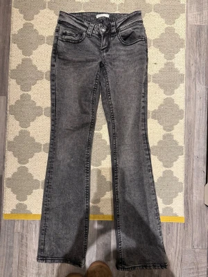 Grå/svarta bootcut jeans  - Bootcut jeans från Gina i bra kvalitet💕 lågmidjade