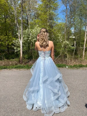 Balklänning - Jag säljer nu min balklänning, den är använd 2 gånger men väldigt fin! Det är knytning i ryggen så den är anpassningsbar. Jag är 1,70 lång och hade platta skor, det medföljer också en underkjol!