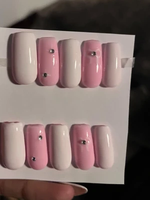 Handgjorda lösnaglar💕 - Söta rosa och vita press-on naglar!💅 