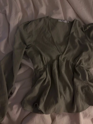 Grön blus - Superfin grön blus🥰I storlek 34 men passar även 36🫶🏻