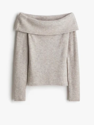 Beige off shoulder stickad tröja - Superfin beige ribb stickad off shoulder tröja från hm💓färgen är som på första bilden o andra bilden visar bara passformen💓säljer då den aldrig kommit t användning, storlek S men passar absolut M också!