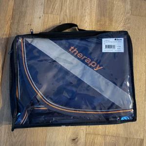 Bucas Therapy Ländtäcke  - Helt nytt ländtäcke från Bucas (bucas therapy Quarter sheet). Ländtäcket är i storlek XL och har reflexer. Alla prislappar är kvar. Nytt pris: 1000kr 