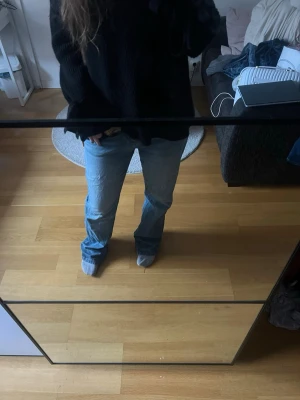 Blå raka jeans med normal passform - Säljer ett par klassiska blå jeans med rak passform och medel/låg midja. Det står boot cut på en lapp inne i jeansen men de har en mer baggie fit 💕Dom har en liten defekt på ena knät men verkligen inget som syns🩷🙏 passar mig som brukar ha M i jeans och är 167cm🥰  midjemått: 46,5 cm tvärs över, innerbenslängd: 88cm, grenlängd: 24cm, benöpning: 23cm🩷 