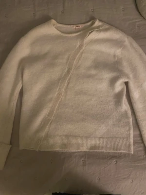 Krämvit kofta med sned knäppning💞💞 - Säljer en krämvit kofta med sned knäppning, den e från ginatricot och e i bra stick💞💞