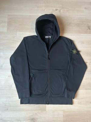 Svart Stone Island Softshell Jacka  - Fin stone island jacka i svart färg. Tröjan är i mycket bra skick och sparsamt använd. |  Äkta som allt annat jag säljer! ✅|  Storlek: S | Skick: Mycket Bra Skick | Färg: Svart | Märke: Stone Island | Modell:  jacka, softshell |  Hör gärna av dig vid frågor så svarar jag så fort jag kan! 😁  