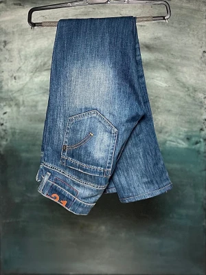 Dondup Jeans George - Dondup jeans George!  || Nypris ~ 4000kr Vårt pris ~ 849kr || Modellen har endast original slitningar från fabrik || Midja ~ 39cm Längd ~ 101cm ||  Bara att höra av sig vid funderingar!!🙌