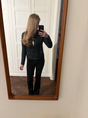 Mörkblå jacka!!🩷🩷 - Säljer min mörkblåa jacka ifrån Massimo dutti då den inte kommer till användning. Jackan är i jättebra skick och så fin!! Hör av er vid frågor eller om ni önskar fler bilder!🩷🩷 Pris kan diskuteras!