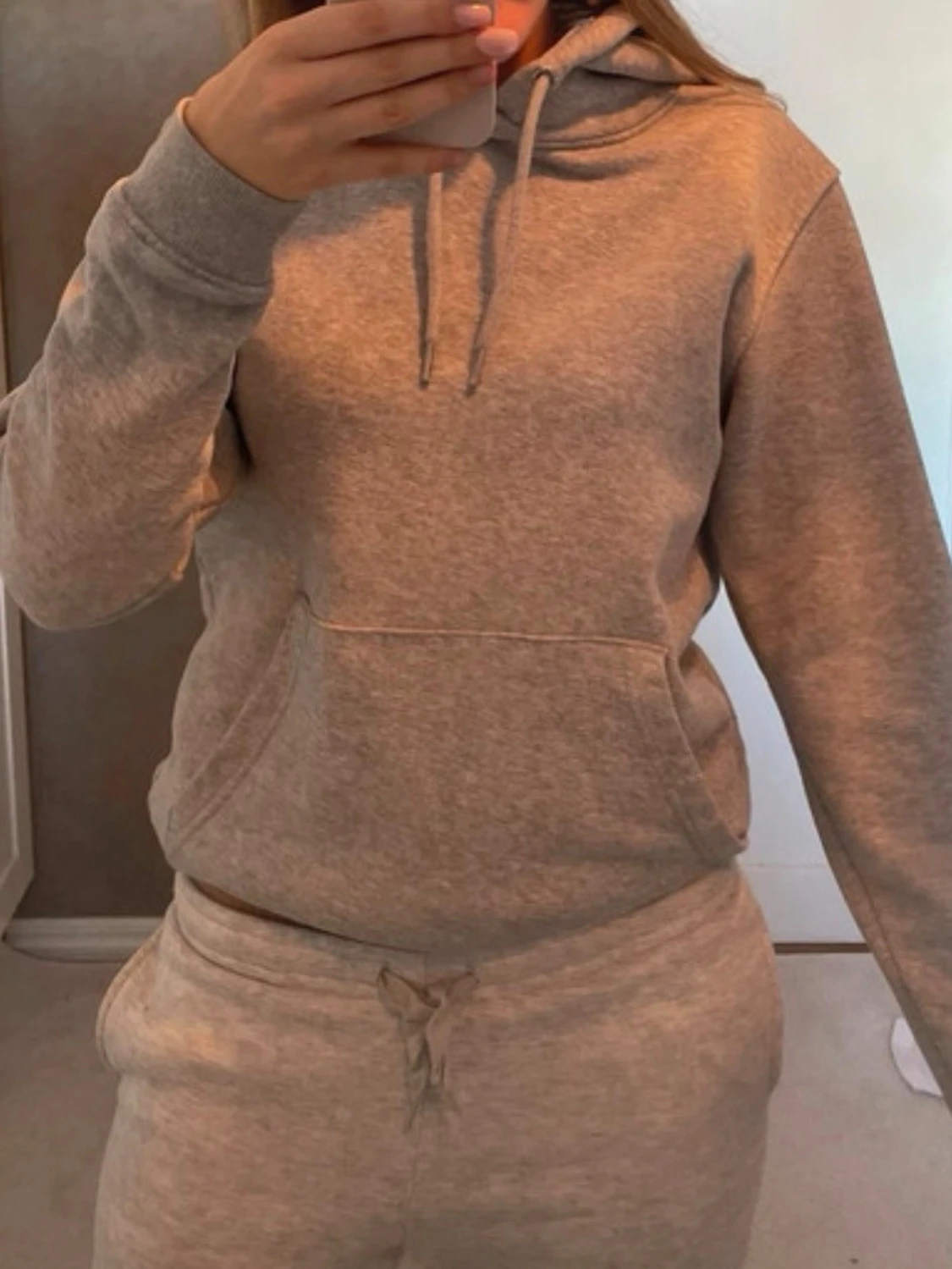 Grå hoodie med mi amor tryck på ryggen - 1